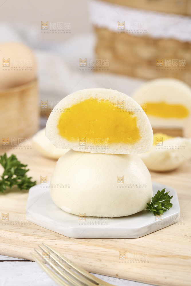 石板上放着奶黄包