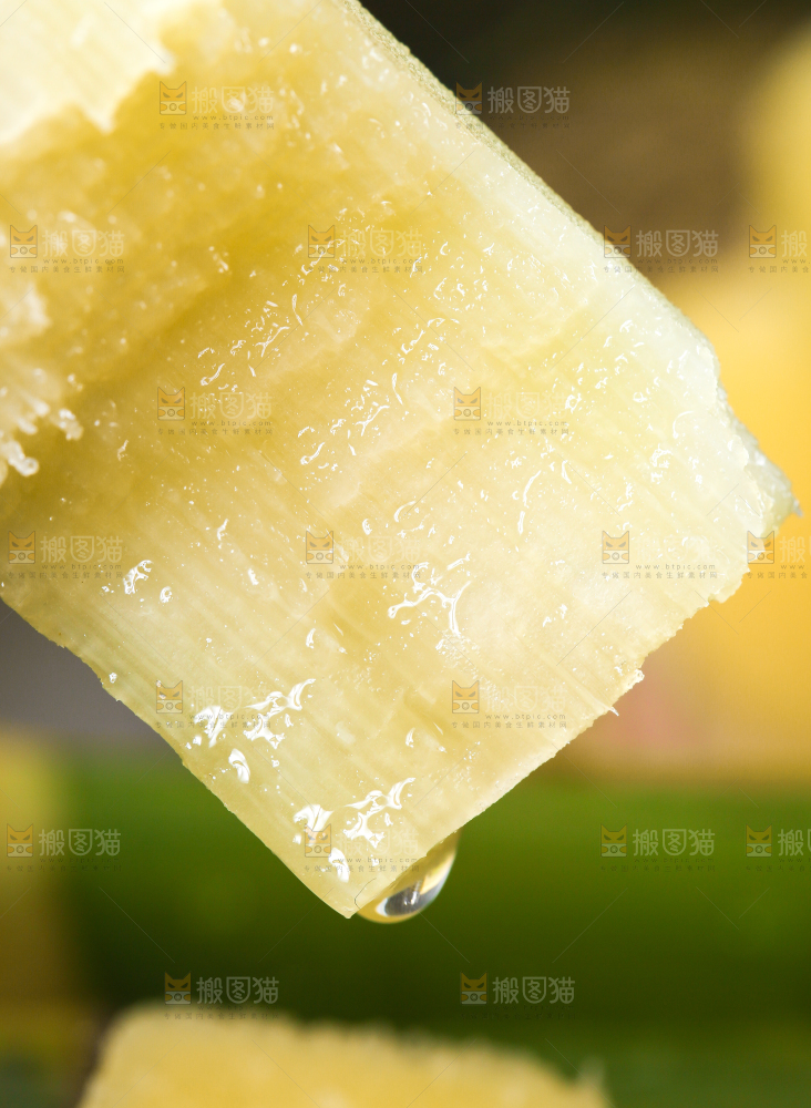 浅底上削皮的陶山甘蔗