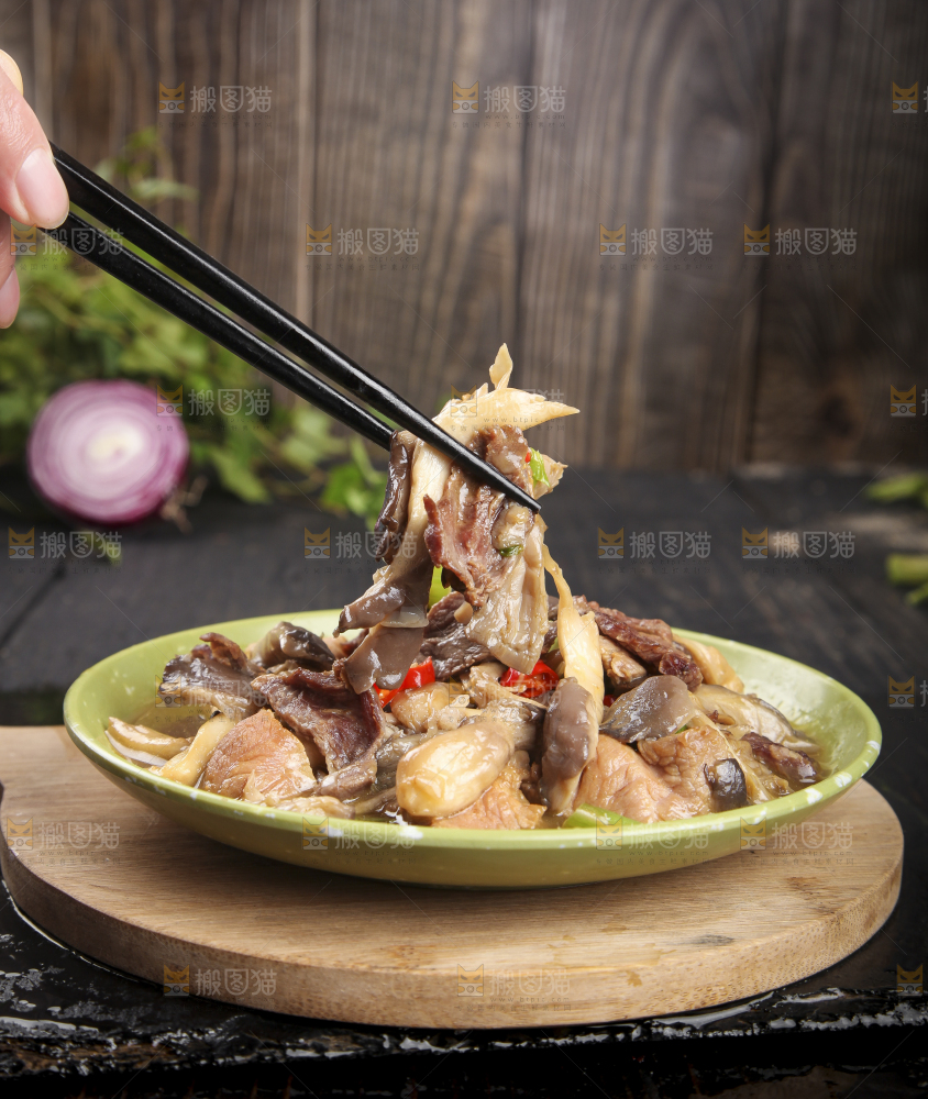 盘子里装着平菇炒肉
