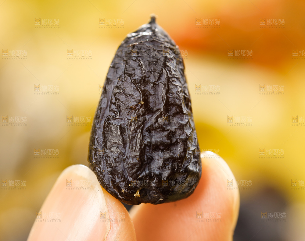 手拿黑枣