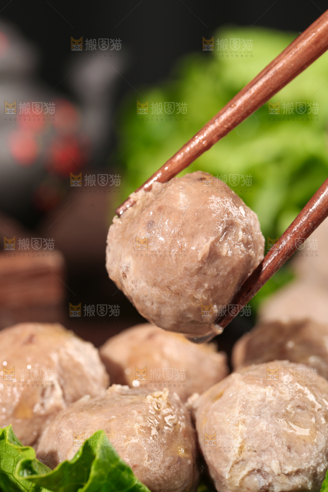 筷子夹着牛肉丸