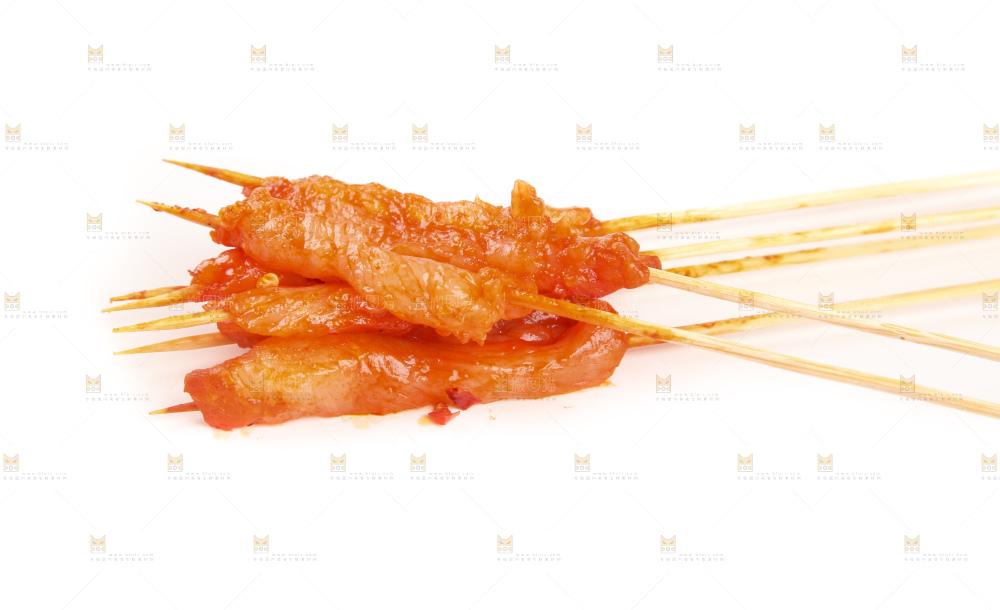 白底上放着肉串