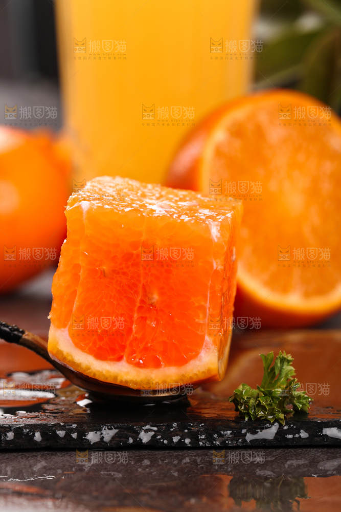 勺子里的沃柑果肉