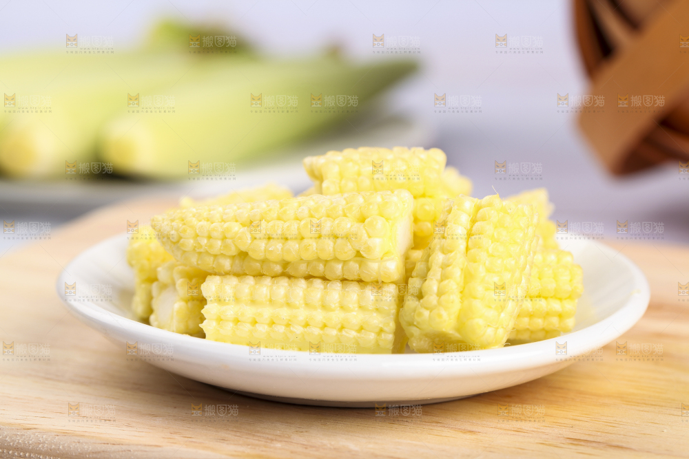 木板上的迷你玉米棒