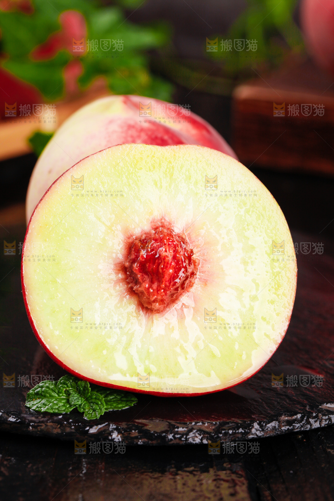 黑底上放着冬桃