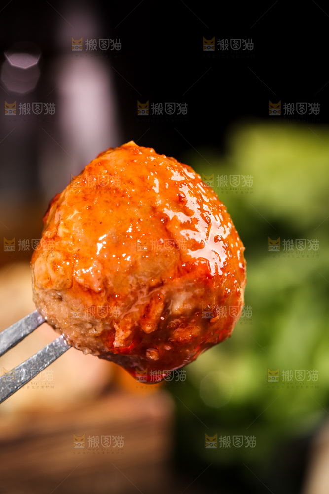 叉子叉着牛肉丸