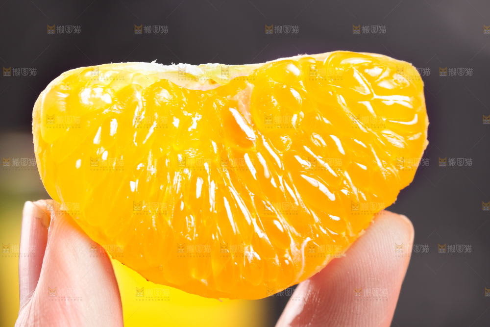 手拿沃柑果肉
