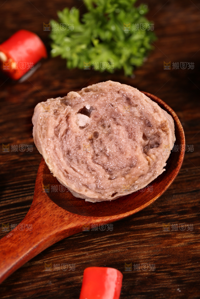 勺子里的牛肉丸