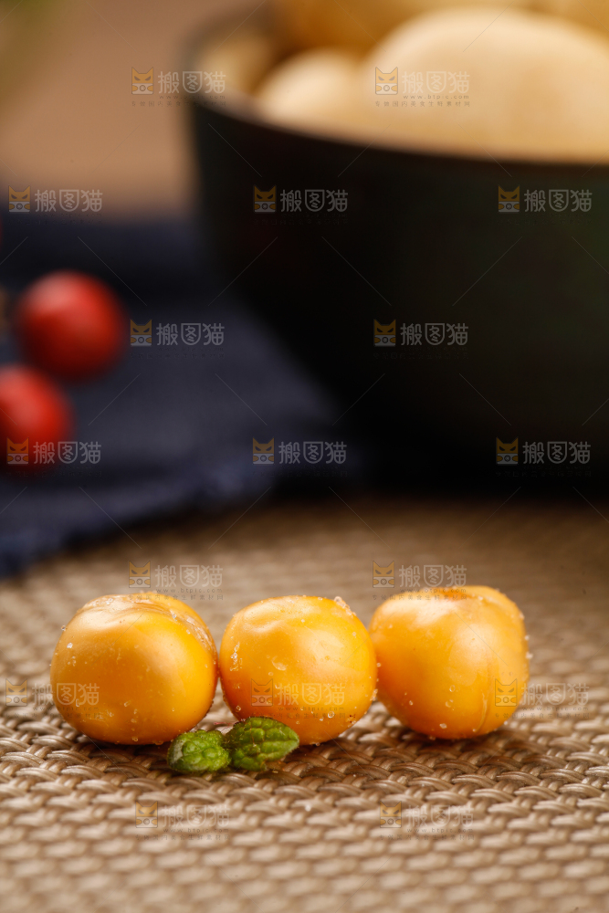 浅底上放着黄金豆