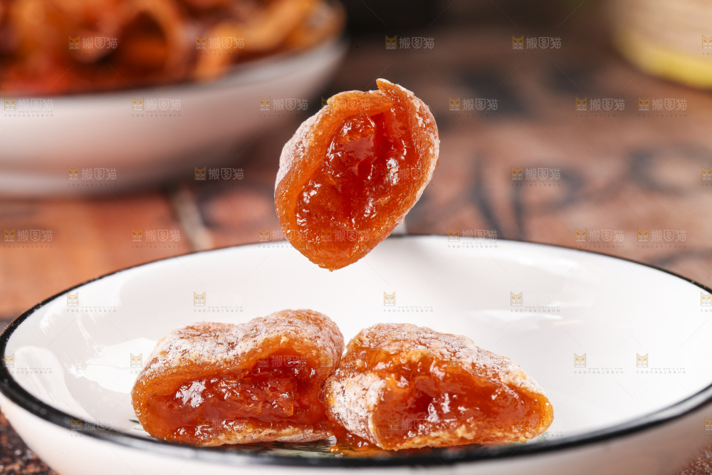 盘子里装着霜降柿饼