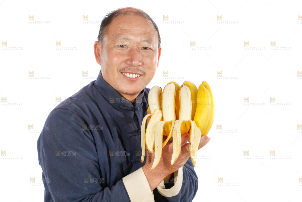 农民手里拿着一串香蕉