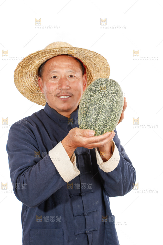 农民手里拿着哈蜜瓜