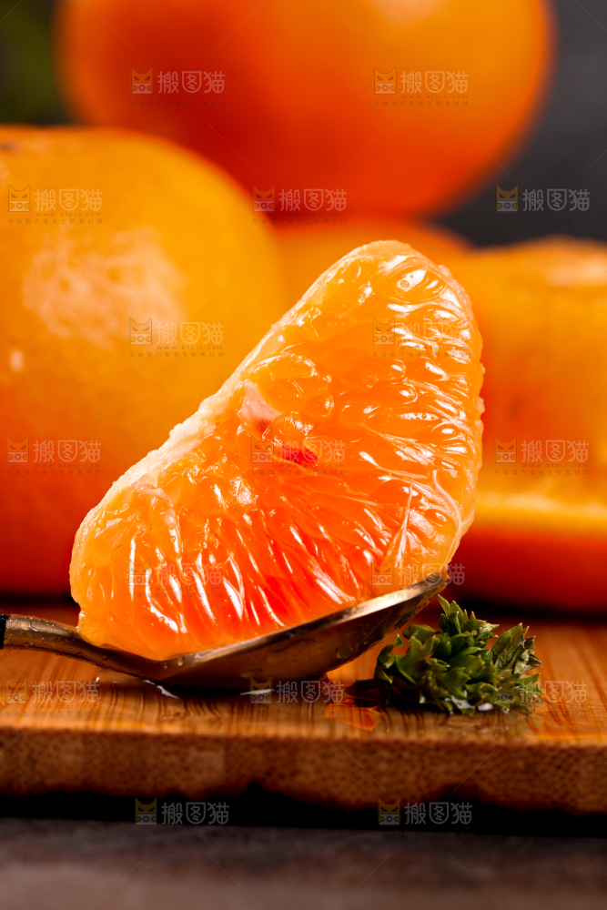 勺子里的沃柑果肉