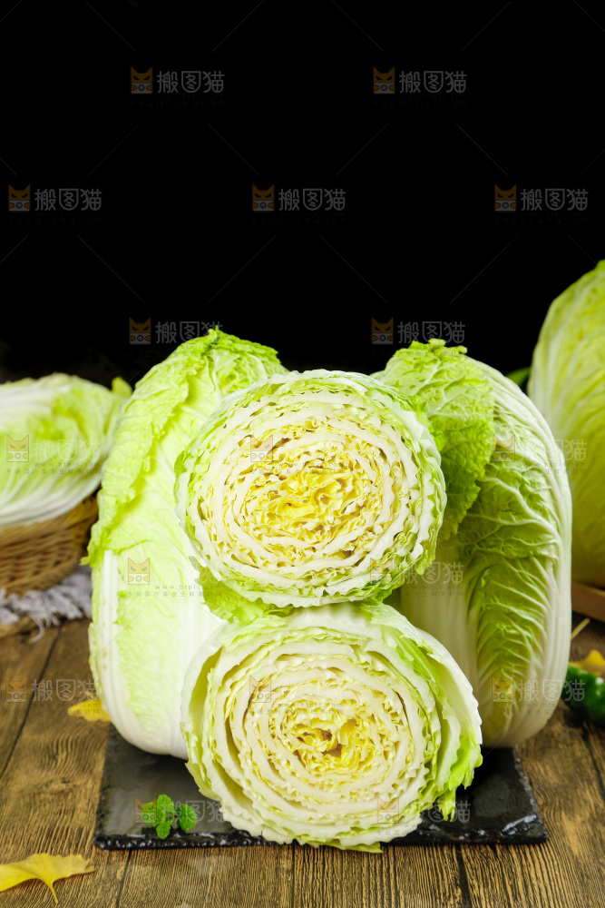 木底上放着切开的山东大白菜