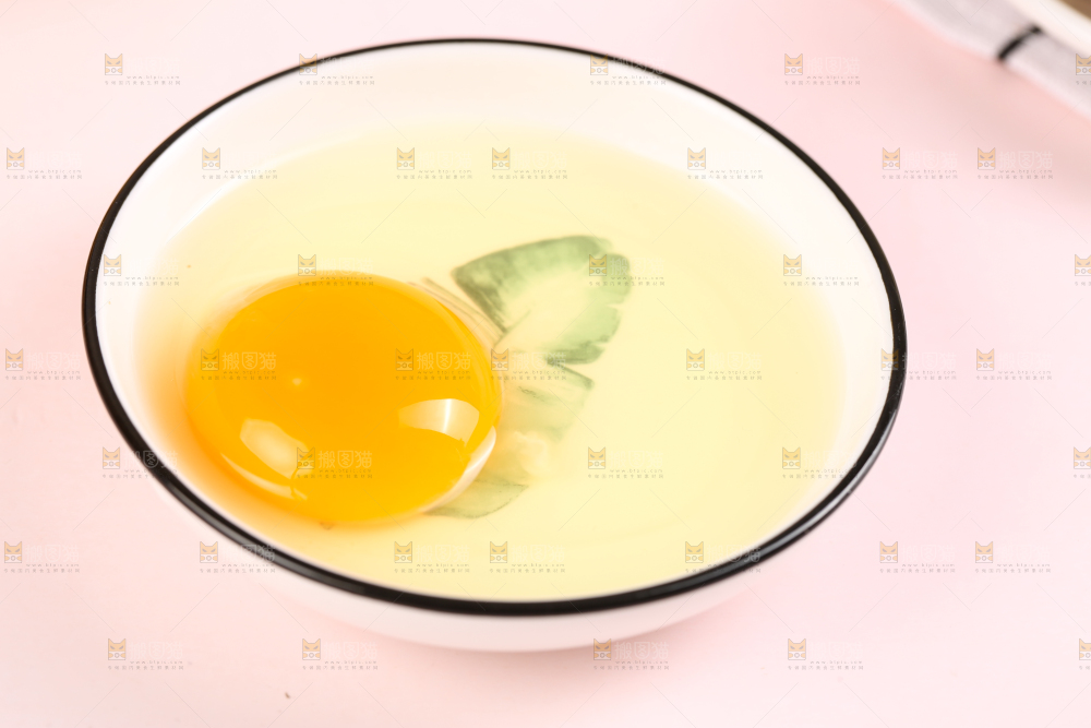 碟子里的鲜鸡蛋