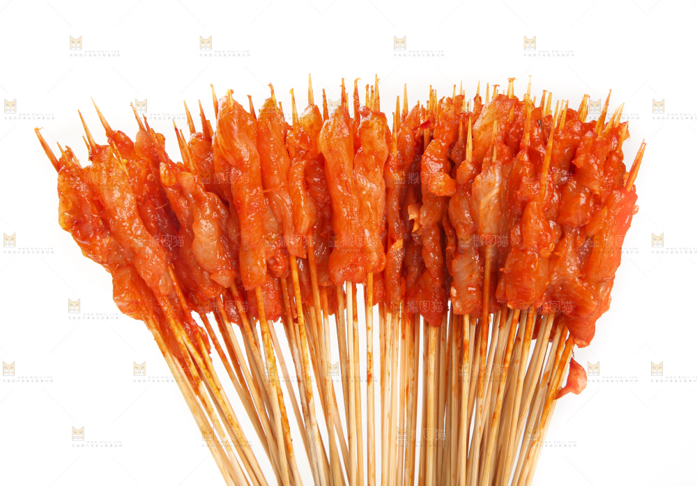 白底上放着肉串