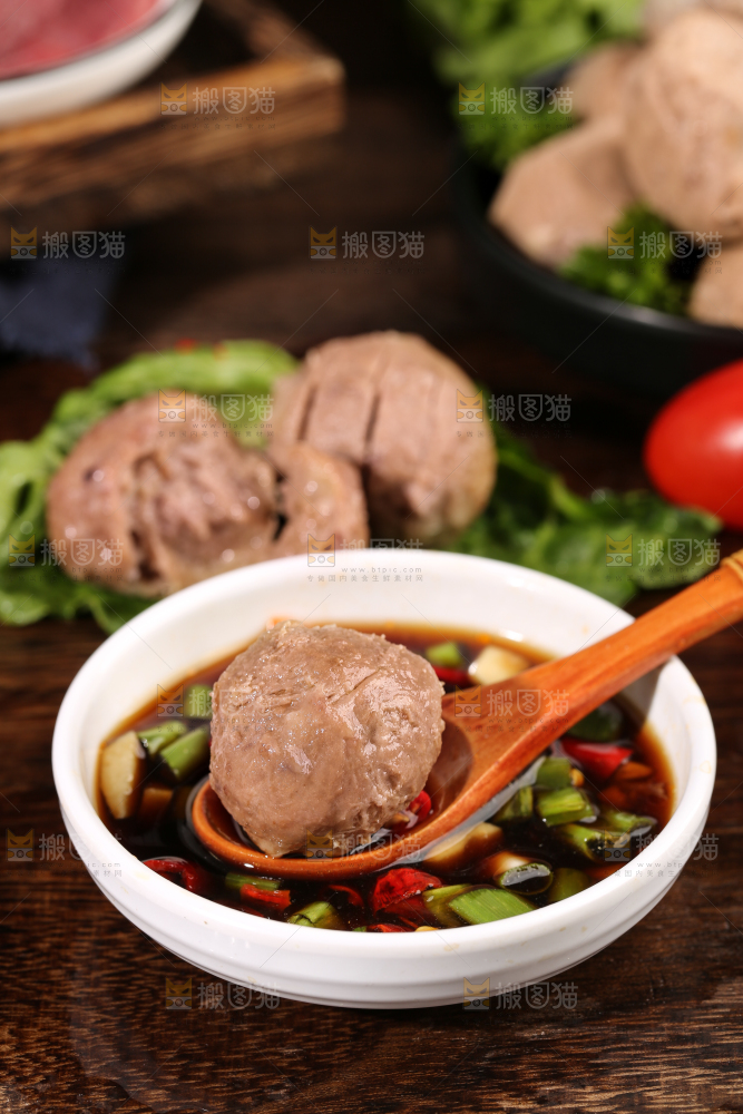 勺子里的牛肉丸