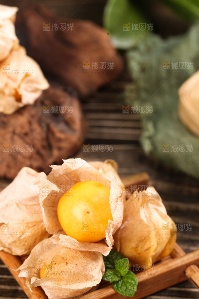 条纹布上摆放着姑娘果