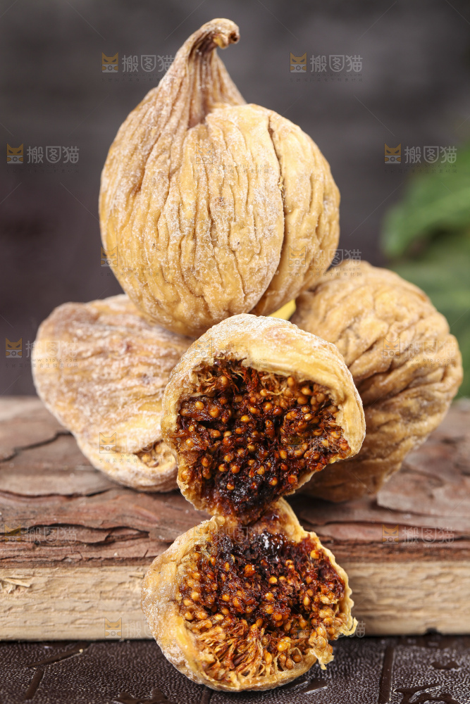 木底上的土耳其无花果干