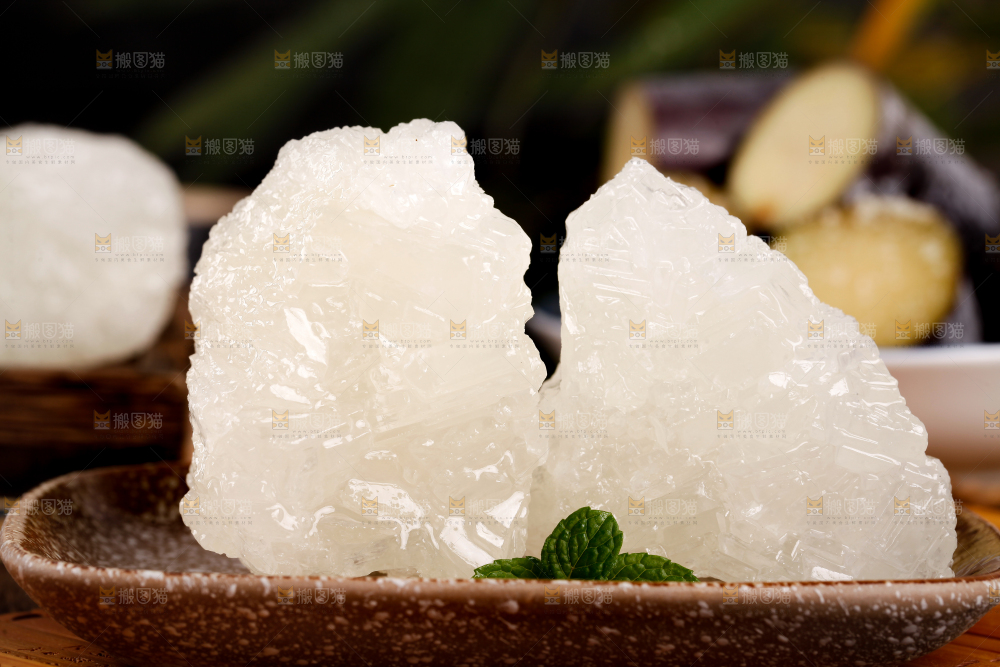 盘子里放着多晶冰糖