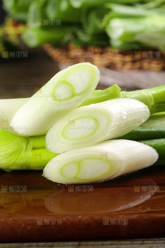 木板上放着切段的大葱