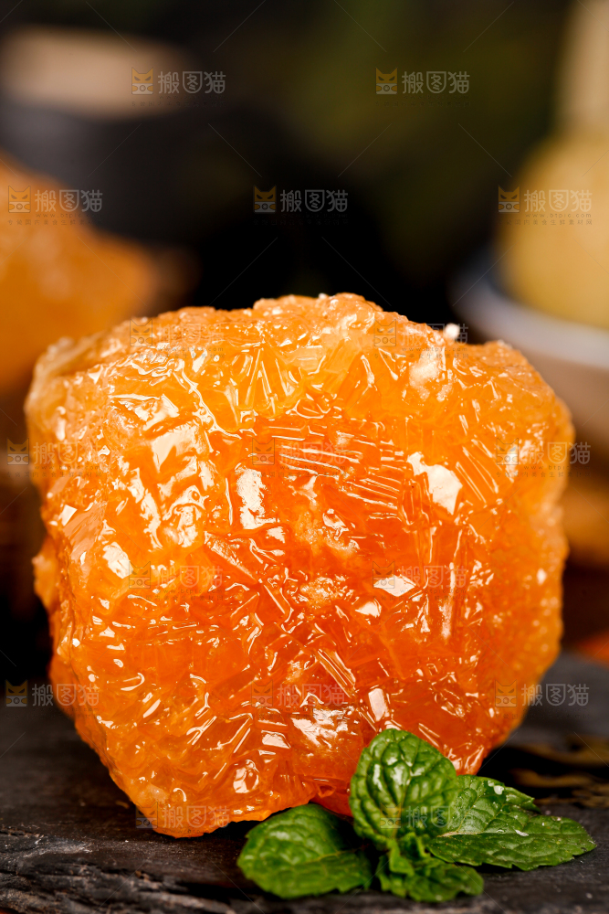 盘子里放着黄冰糖块