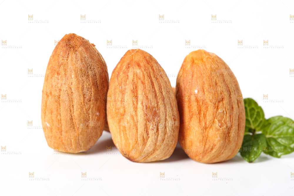 白底上的巴旦木