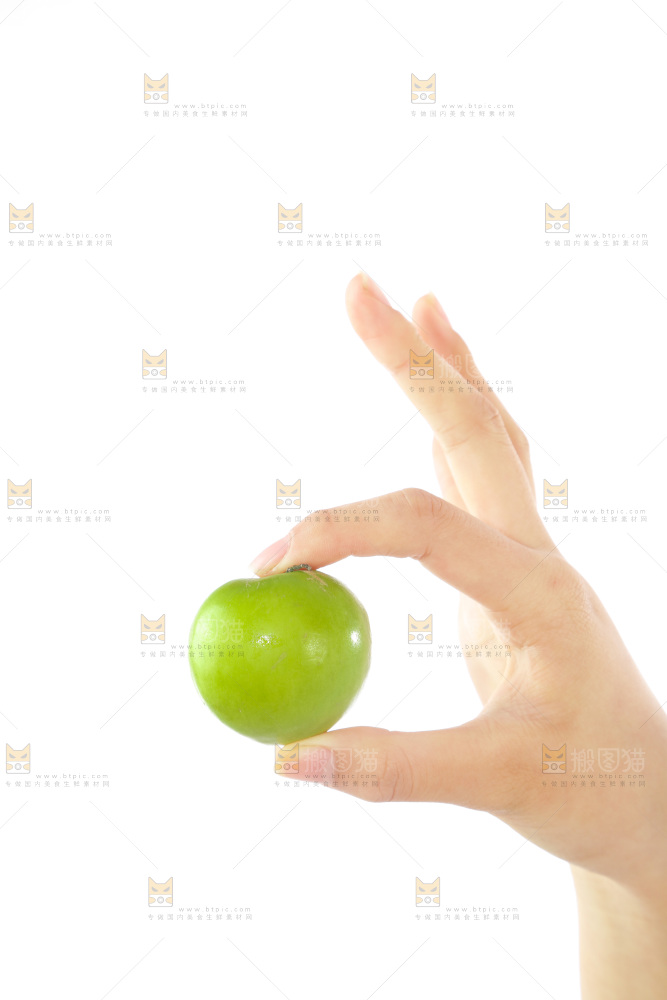 手里拿着牛奶枣