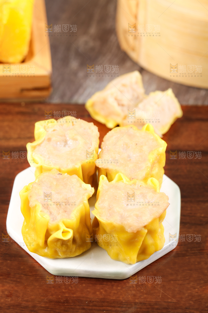 盘子里装着猪肉烧麦