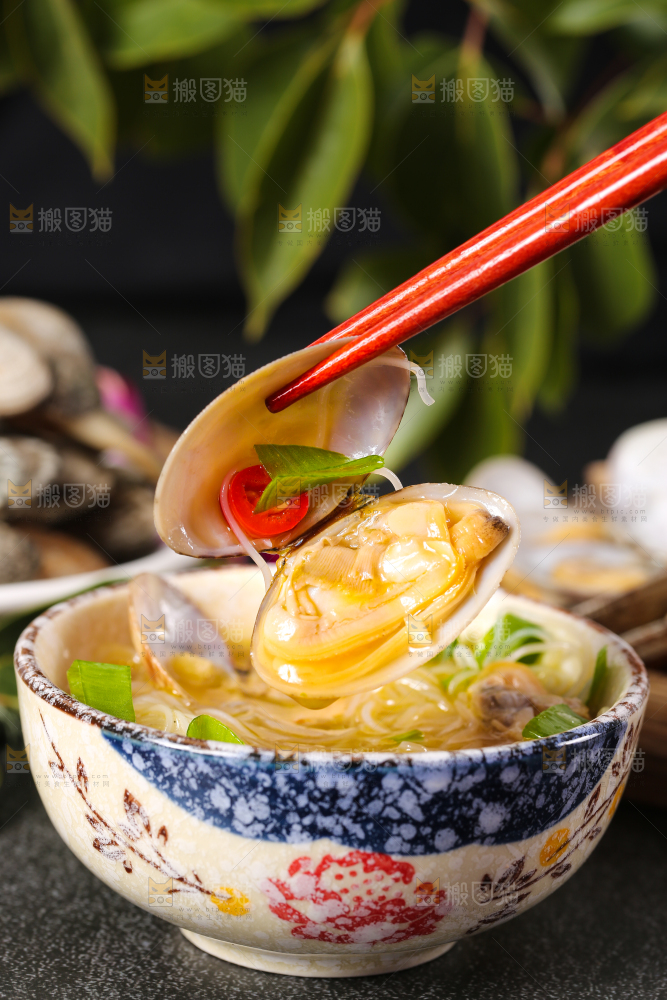 深底上放着一碗花甲粉