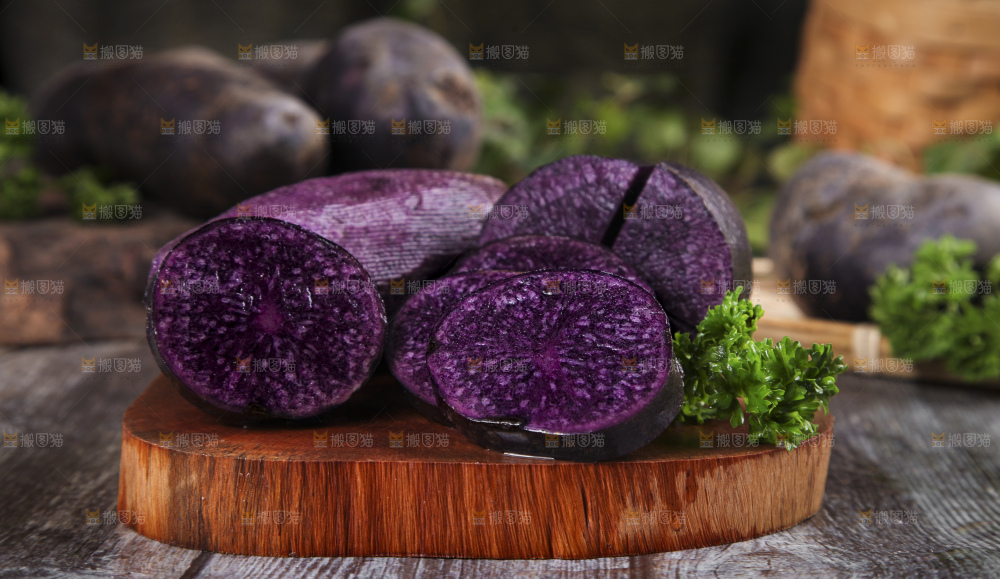 木板上的新鲜黑土豆