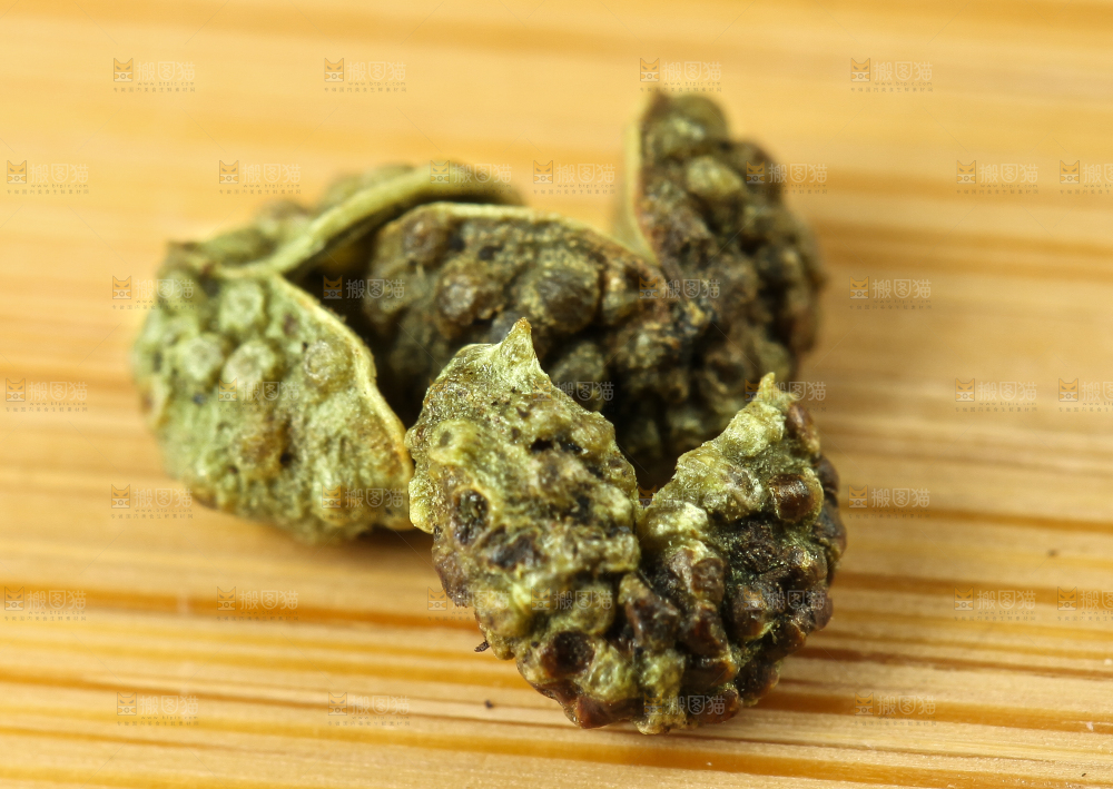 木底上摆放着藤椒
