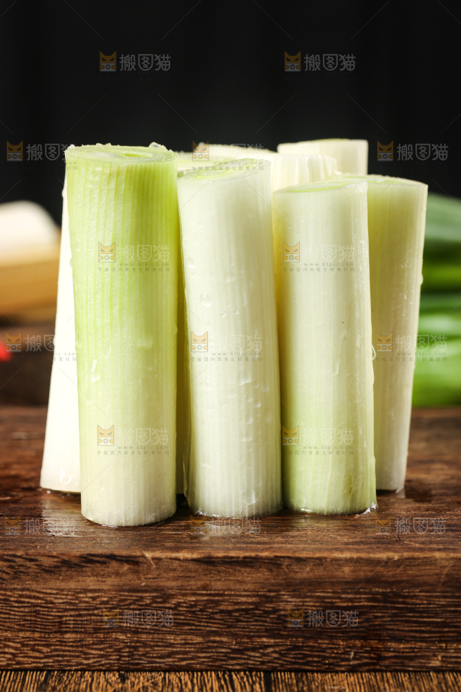 木底上的大葱
