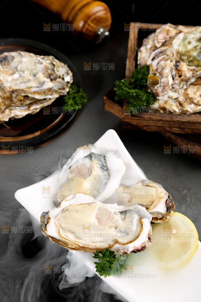 盘子里剥开的海蛎子