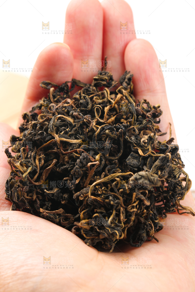 手里拿着蒲公英茶