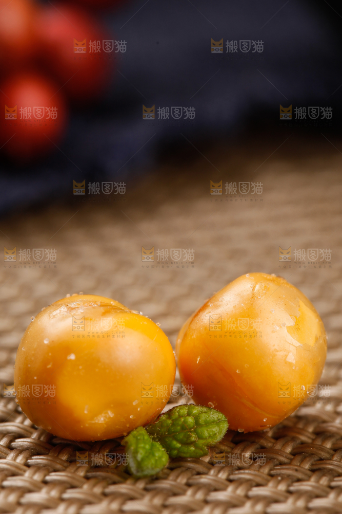 浅底上放着黄金豆