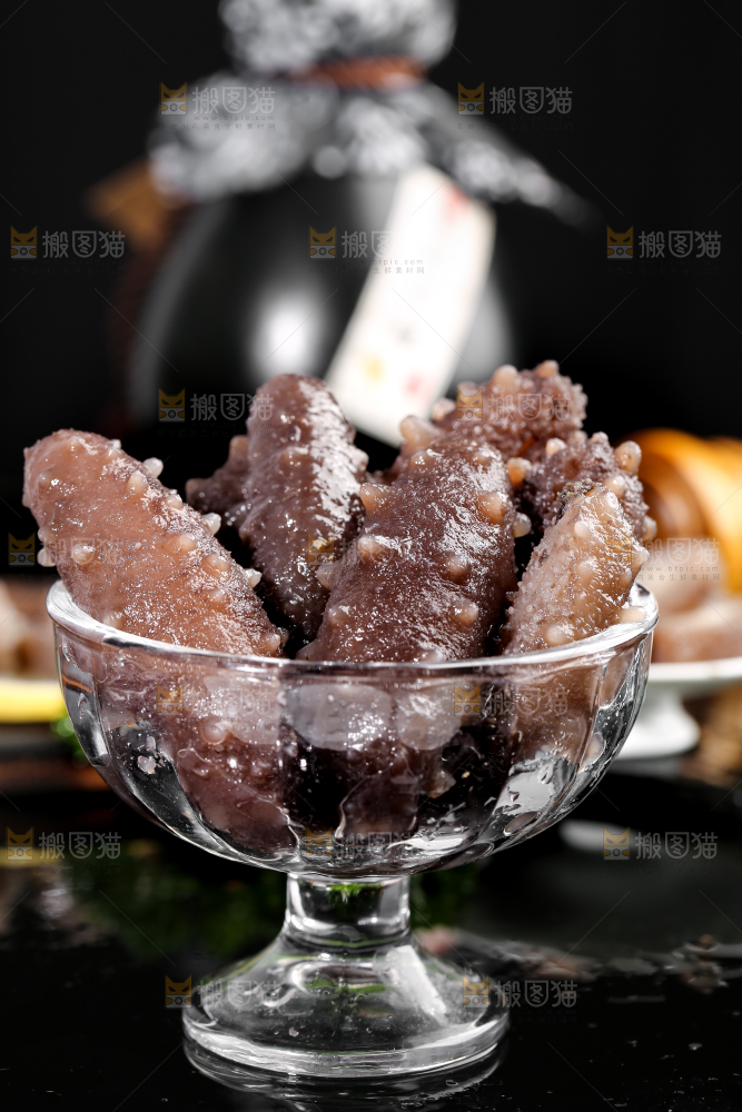 石板上放着一杯海参