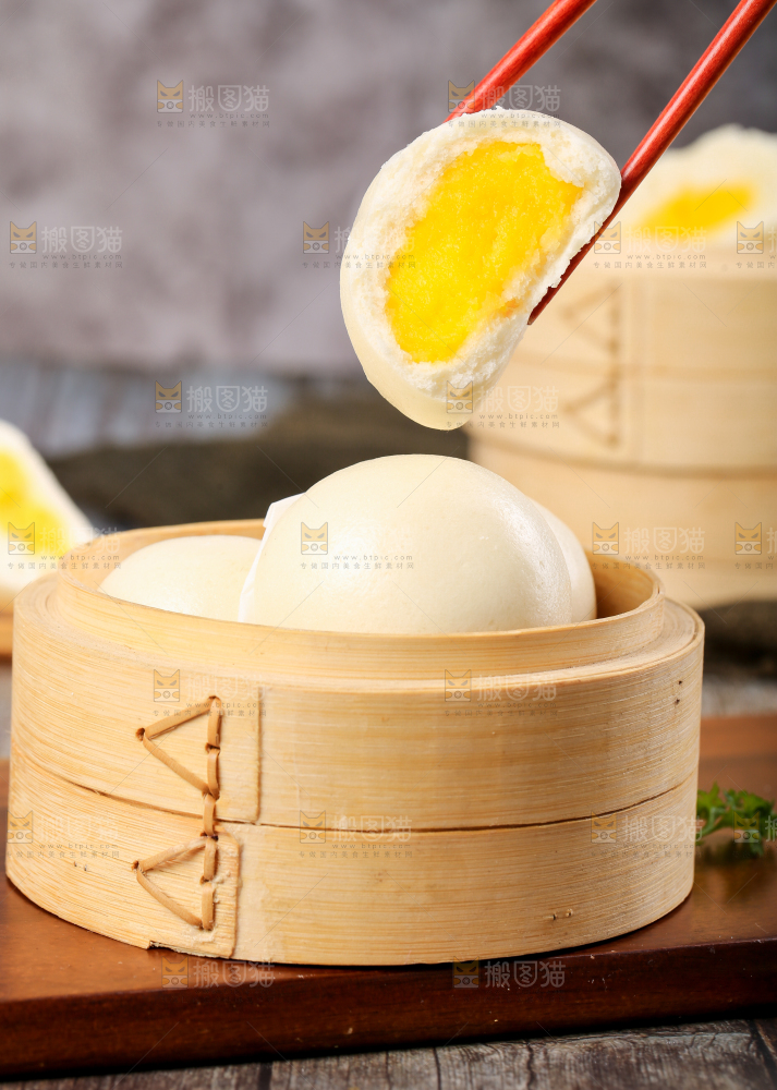 蒸笼里放着奶黄包
