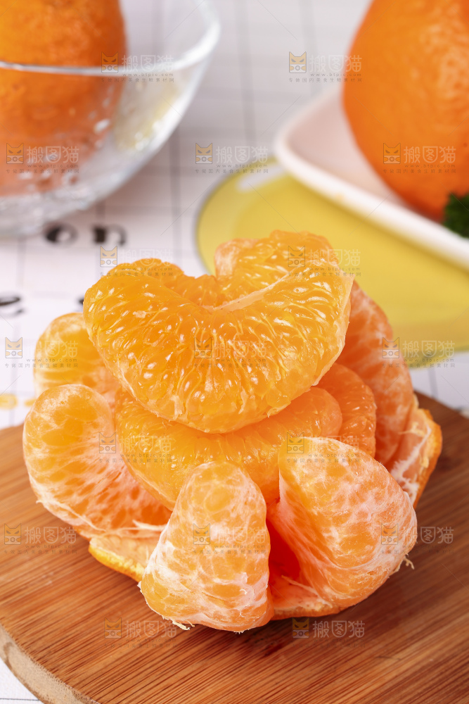 木板上放着春见耙耙柑