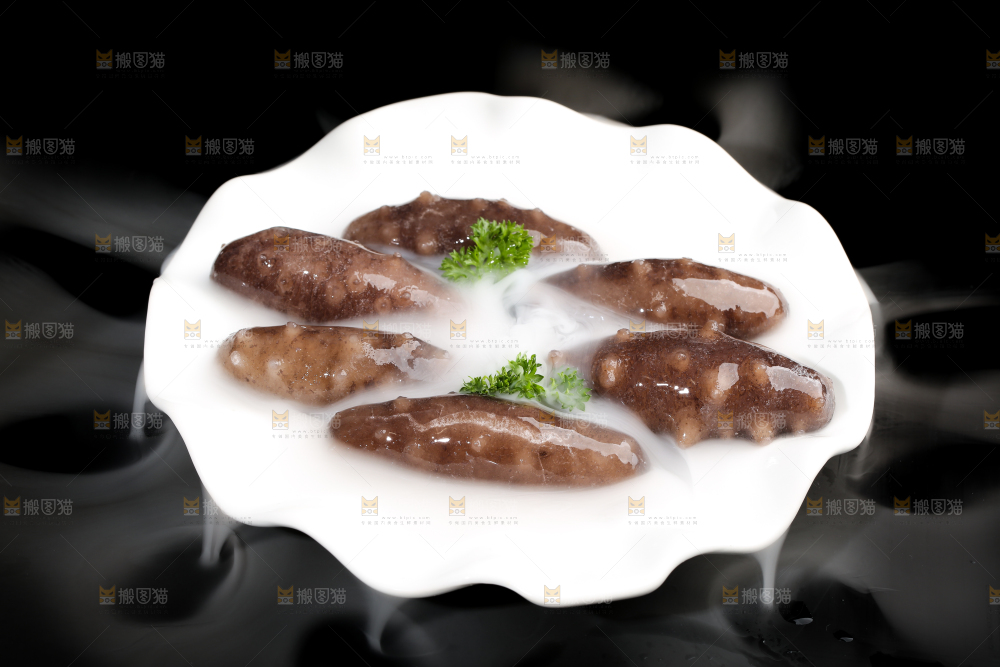 黑底上放着一盘海参