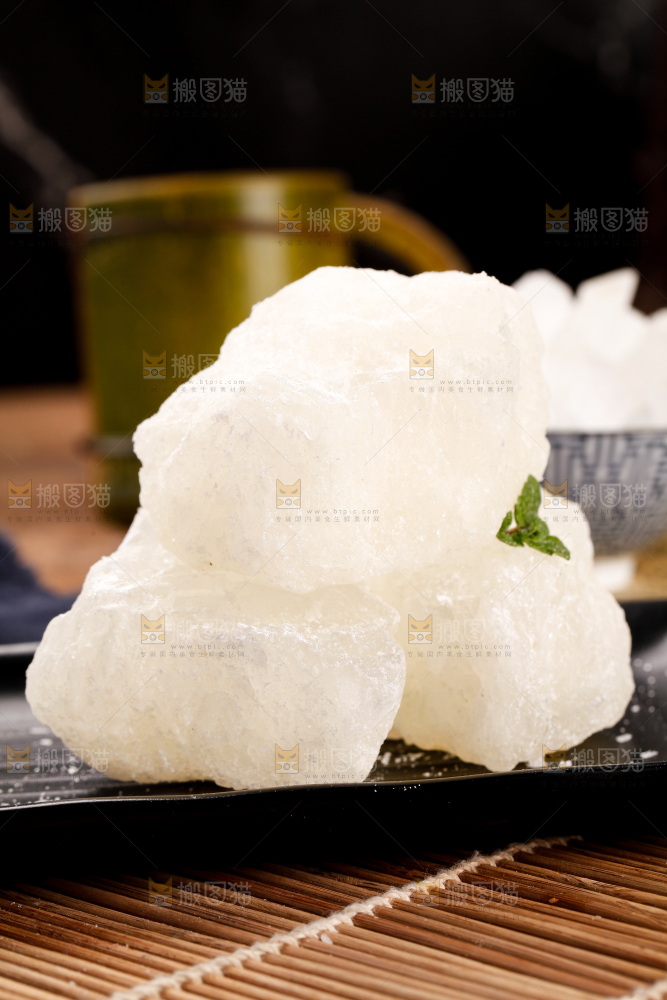 盘子里装着多晶冰糖