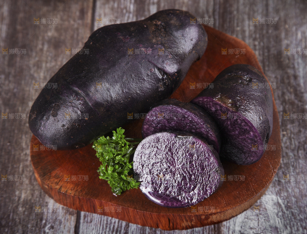 木板上的新鲜黑土豆