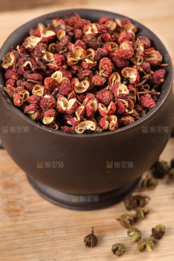 木板上的干花椒