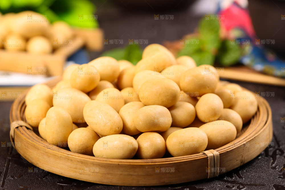 盘子里装着鱼皮花生
