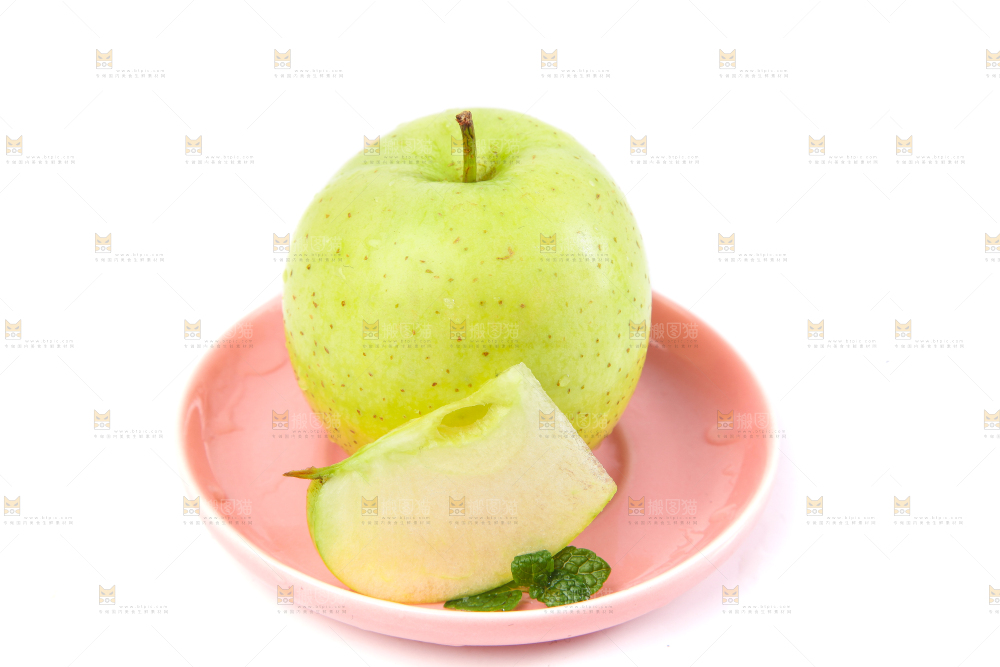 盘子里放着王林苹果