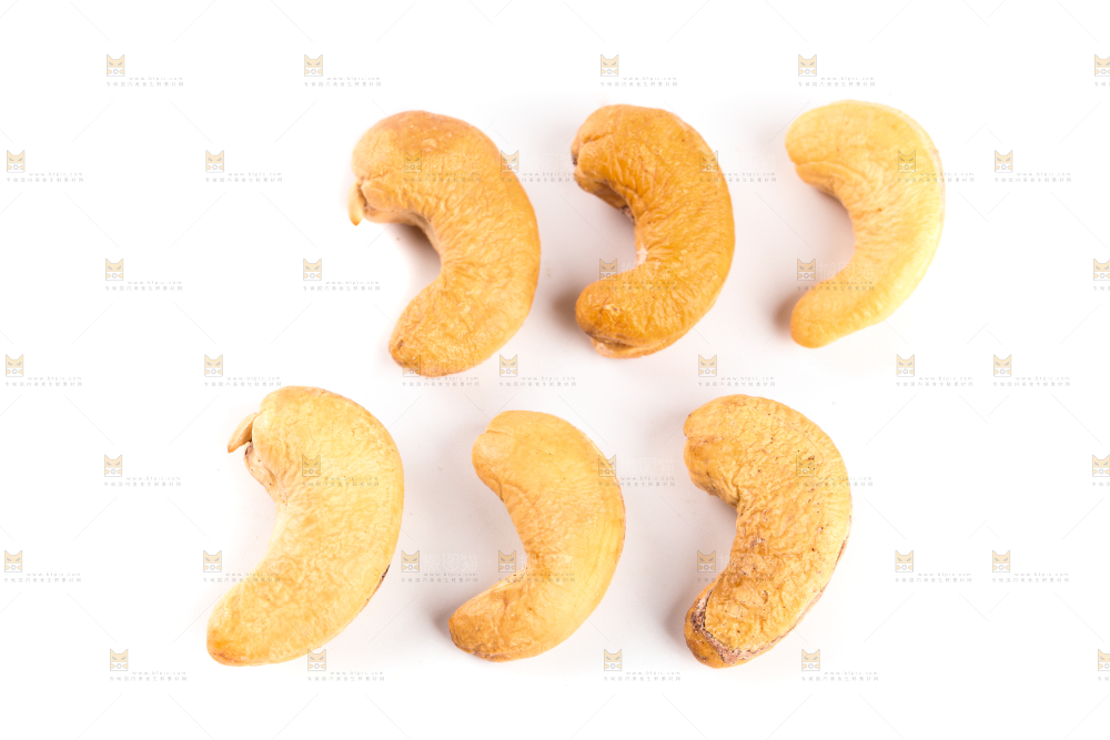 白底上剥皮的腰果