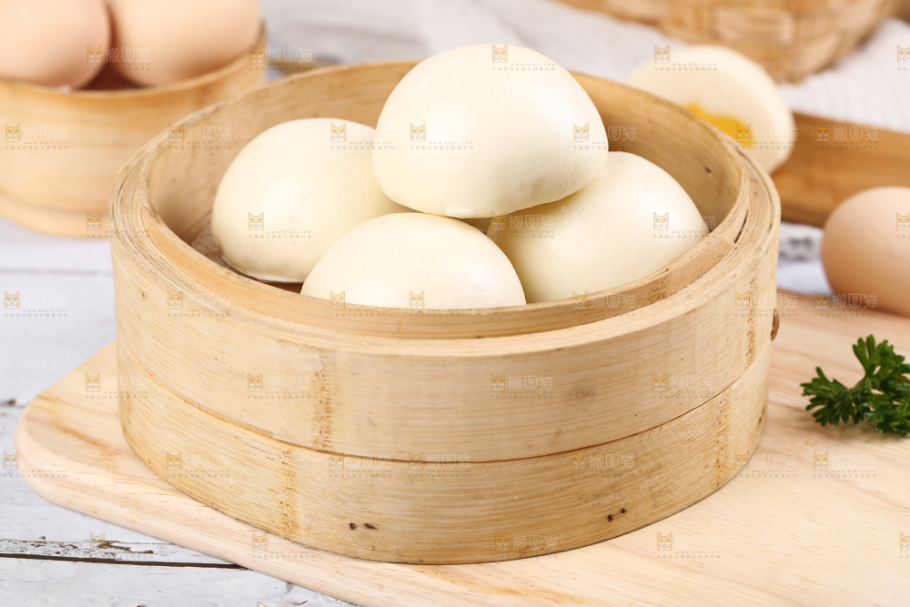蒸笼里放着奶黄包