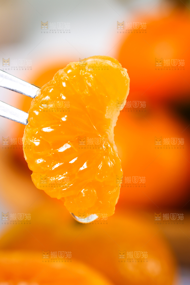 叉子叉着砂糖橘果肉