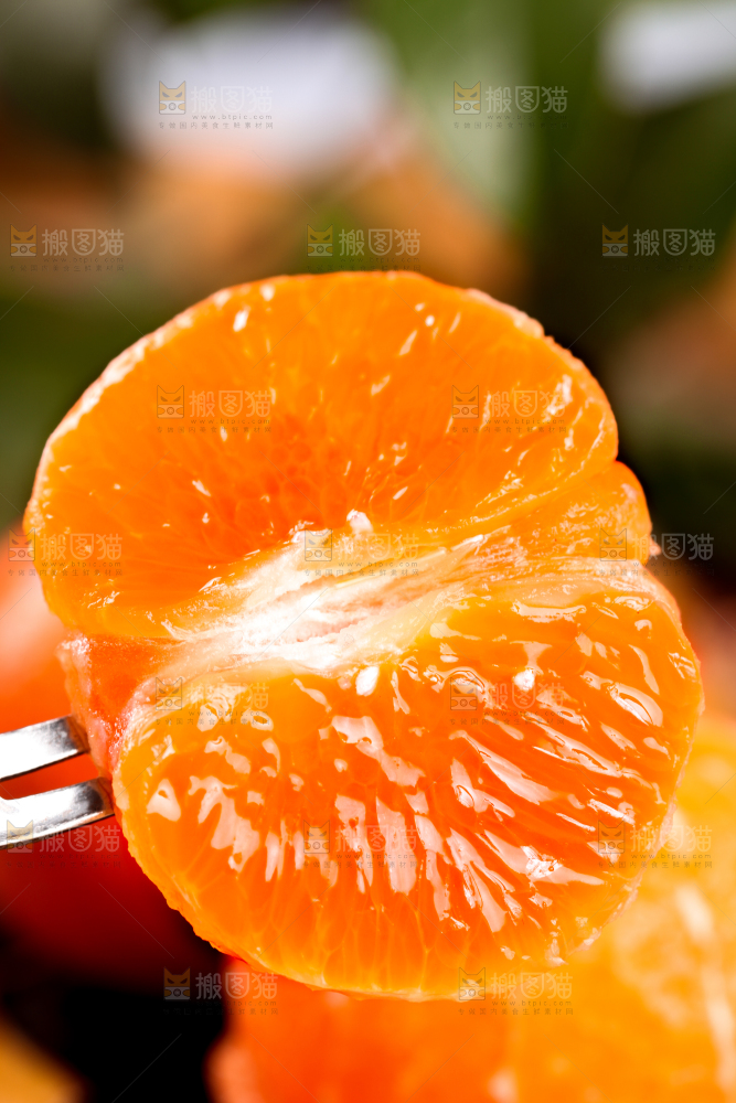 叉子叉着沃柑果肉