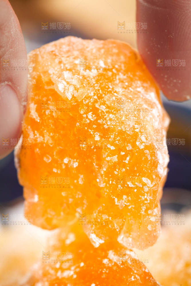 手里拿着黄冰糖